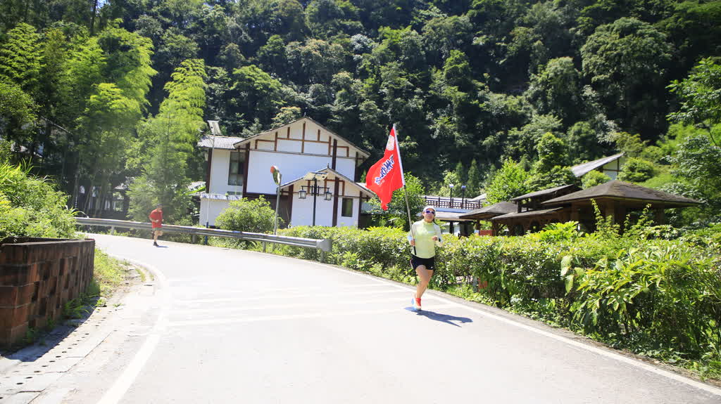 古蔺县2025年第十四届黄荆老林英雄会启幕 文旅融合绘就“烟火”黄荆(图3)