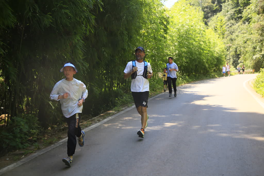 古蔺县2025年第十四届黄荆老林英雄会启幕 文旅融合绘就“烟火”黄荆(图2)