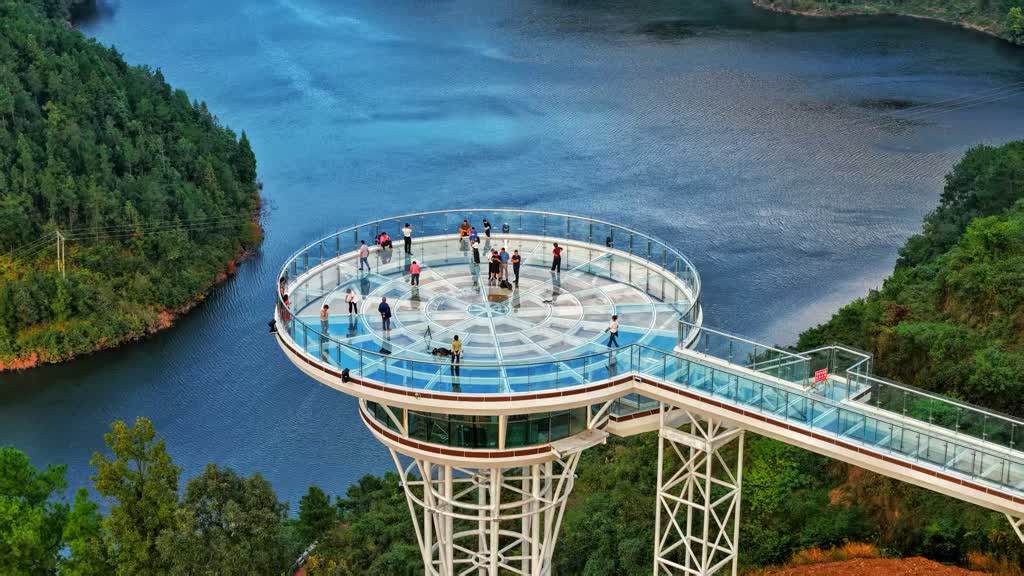 古蔺：观文千鸟湖玻璃观景台成网红新地标(图2)