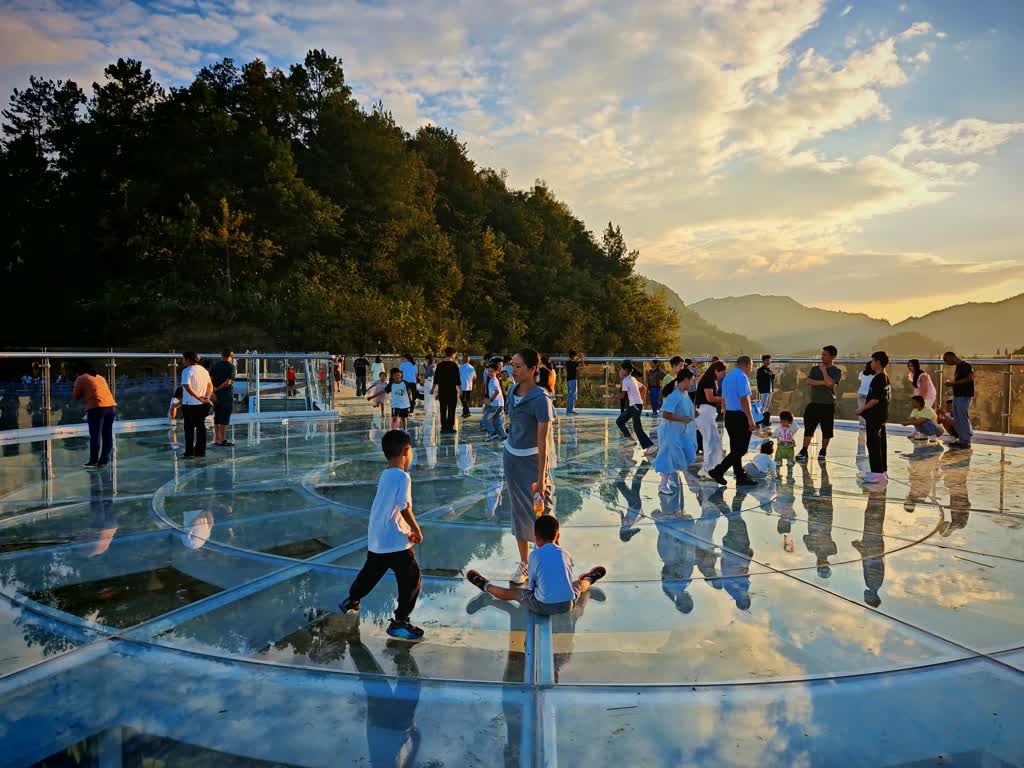 古蔺：观文千鸟湖玻璃观景台成网红新地标